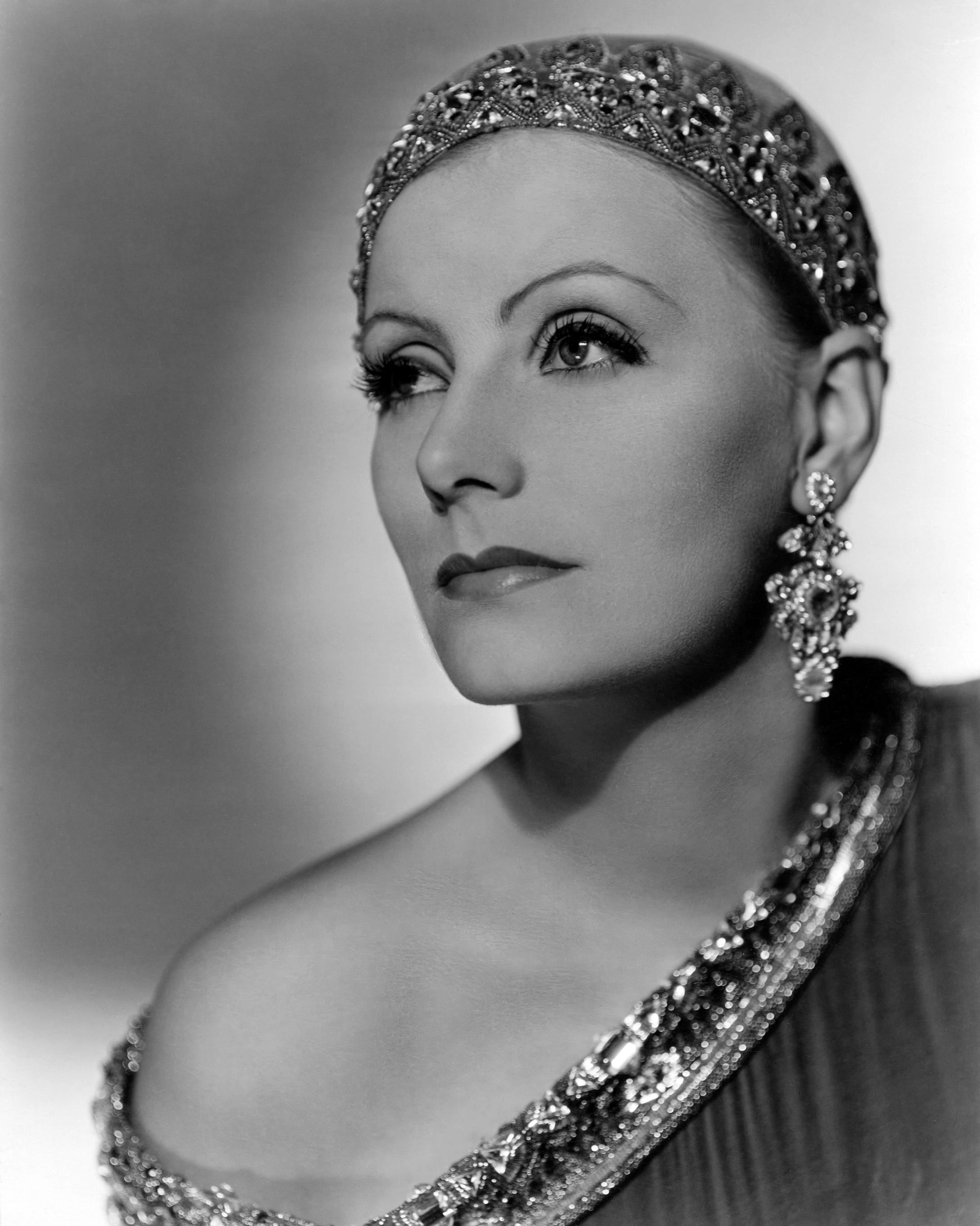 Greta Garbo in 'Mata Hari' (1931) | Greta garbo, Mata hari, Greta